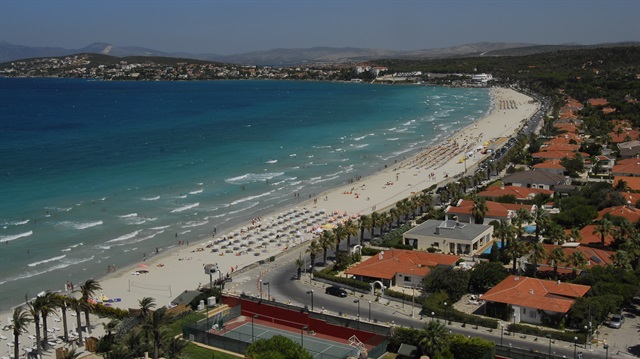 Çağrı merkezini arayan Çeşmeli vatandaşlar, “Bayram ve tatillerde iki katına çıkan nüfus yoğunluğu nedeniyle şebeke suyunda kesinti yapılıyor, yapacak bir şey yok” denildiğini öne sürüyor.