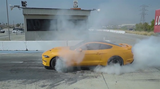 Ford Mustangin inanılmaz lastik yakma özelliği