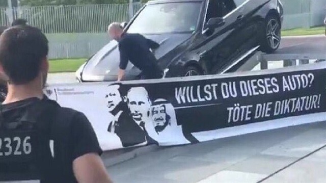 Almanya'da başbakanlık binası önünde lüks bir aracın önüne, "Bu aracı istiyorsan Erdoğan'ı öldür" pankartı asıldı.