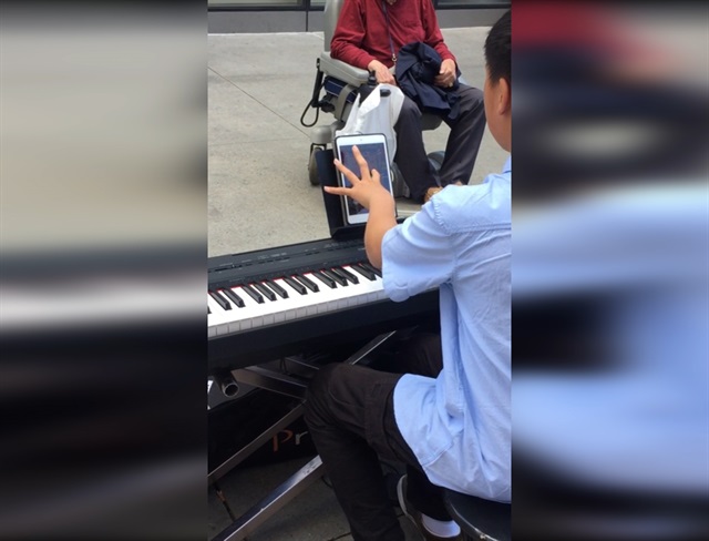 Oyun bağımlısı müzisyen konser verirse