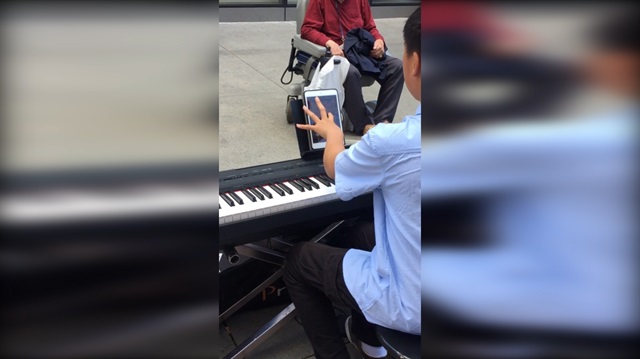 Oyun bağımlısı müzisyen konser verirse