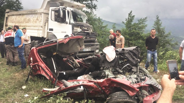 Artvin’de kamyonun biçtiği otomobildeki 3 kişi öldü.