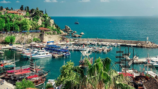 Temmuz ayında Antalya'ya günlük en düşük 51 bin, en yüksek 68 bin turist geldi.