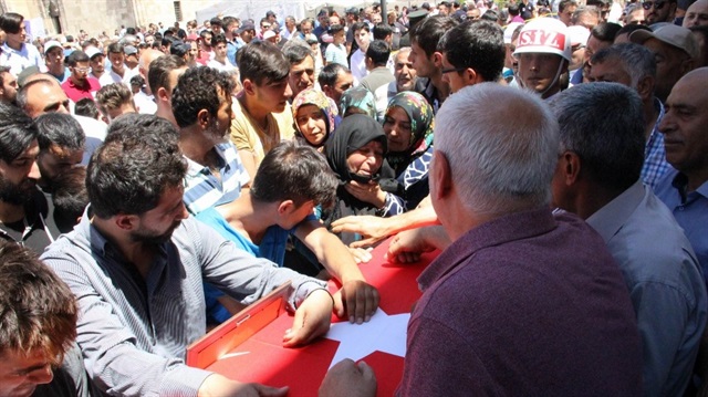 Şehidin cenazelerinde yakınları gözyaşlarına boğuldu.