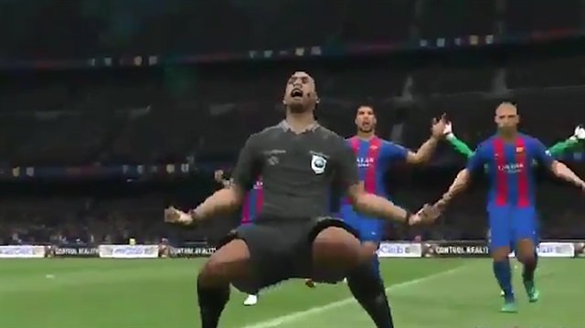 PES 18'de Barcelona golüne çılgınlar gibi sevinen hakem
