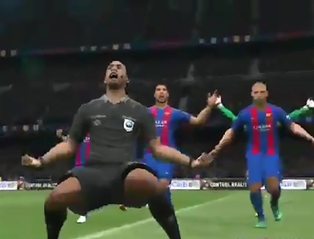 PES 18'de Barcelona golüne çılgınlar gibi sevinen hakem