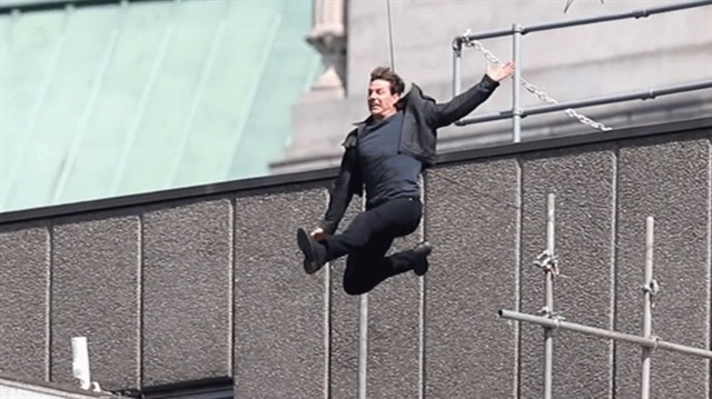 Tom Cruise duvara çakıldı!