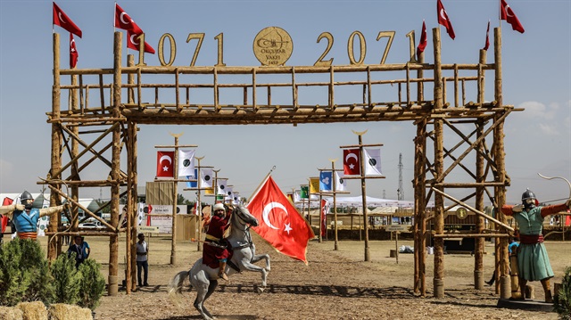 Malazgirt kutlamaları film setini aratmadı