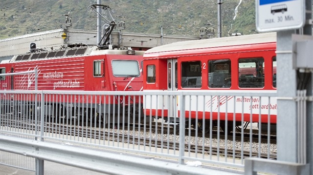İsviçrede iki tren çarpıştı: 30 yaralı İsviçrede iki tren çarpıştı: 30 yaralı