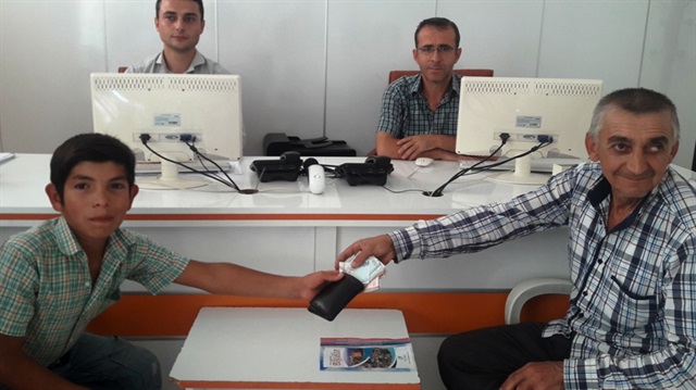 Cüzdanın sahibi, oğlunun düğün masrafları için bankamatikten para çektiği söyledi.