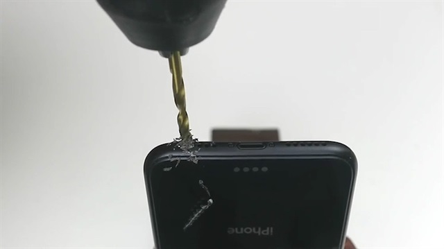iPhone X'i matkapla delerek kulaklık girişi yaptı!