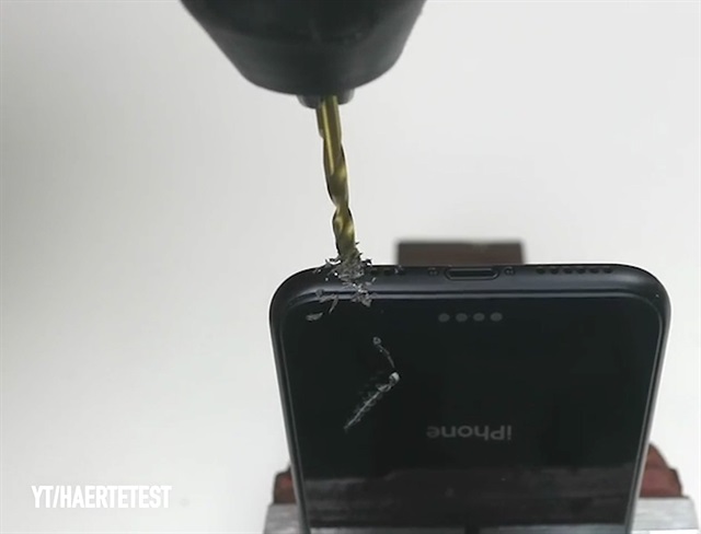 iPhone X'i matkapla delerek kulaklık girişi yaptı!