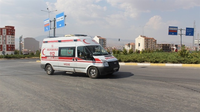 Yaralanan polis de ambulansla hastaneye sevk edildi.