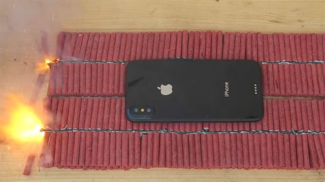 iPhone Xin 1000 havai fişek ile imtihanı