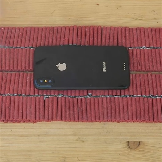 iPhone X'in 1000 havai fişek ile imtihanı