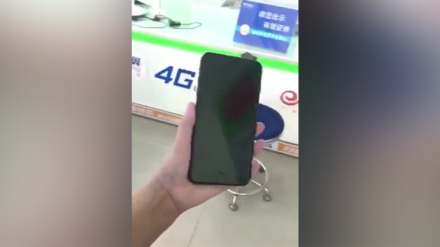 İzleyenlerin içini cız ettiren iPhone'un yere düşme anı!