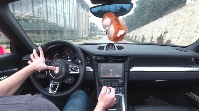 Lüks otomobili oyun konsoluna çevirdi