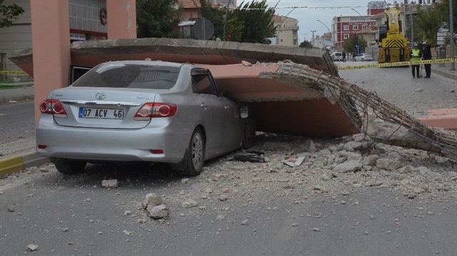 Vincin çarparak yıktığı üst geçitten kopan beton otomobili ezdi...