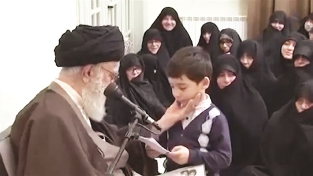 Azeri kökenli Ayetullah Hamaney ise “Okulda ve sokakta Farsça öğretiliyor. Siz de evde Türkçe öğretin, her ikisini de bilsin”