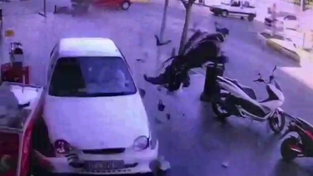 Kırmızı ışıkta geçen otomobil ortalığı savaş alanına çevirdi