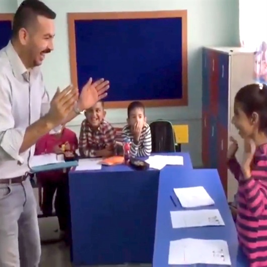 Gönülleri fetheden öğretmen sosyal medyayı salladı