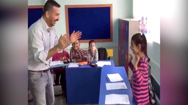 Gönülleri fetheden öğretmen sosyal medyayı salladı