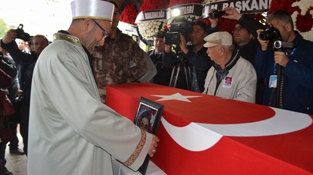 Şehit polisin cenaze namazını imam babası kıldırdı