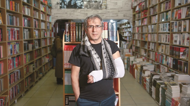 Kitabevi camlarını silip para yerine kitap alan Metin Ulusoy, "Kitabı seviyorum. Hayat boyu hem cam sildim hem de kitaplarımı okudum" diyor.