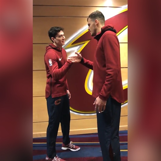 Cedi Osman, takım arkadaşı Zizic'le bir türlü tokalaşamıyor