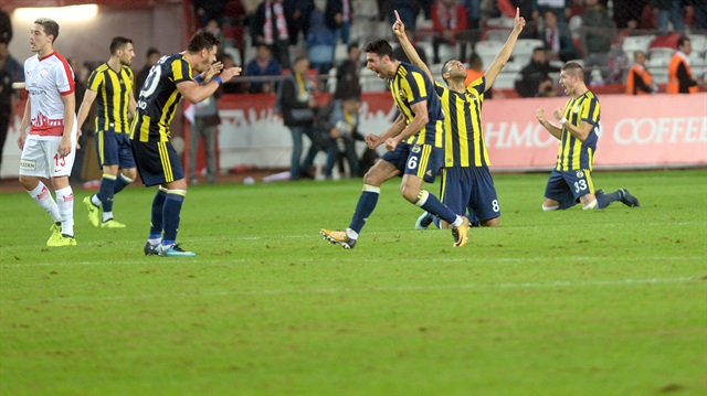 Maç bitti Fenerbahçeli futbolcular yere çöktü