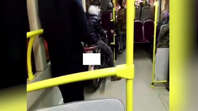 Belediye otobüsüne motosikletiyle binen yolcu