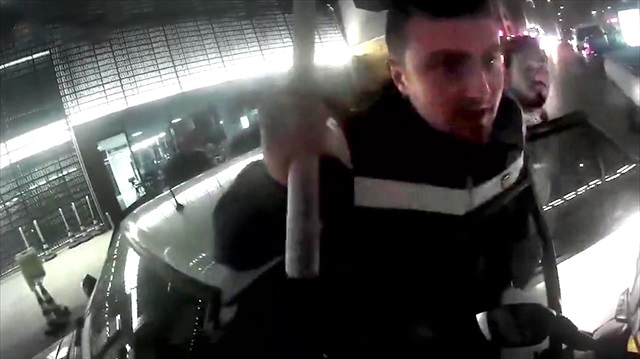 TOFAŞlı maganda, tartıştığı motorcuya sopayla vuruyor