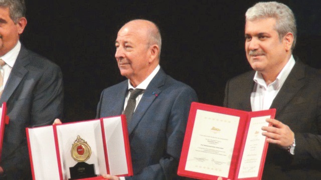 1966’da ODTÜ’den mezun olduktan sonra Clarke Araştırma Ödülü’nü de kazanan Prof. Gelenbe, bilim ödülünü İran Cumhurbaşkanı Yardımcısı Dr. Sorena Settari'nin elinden aldı.