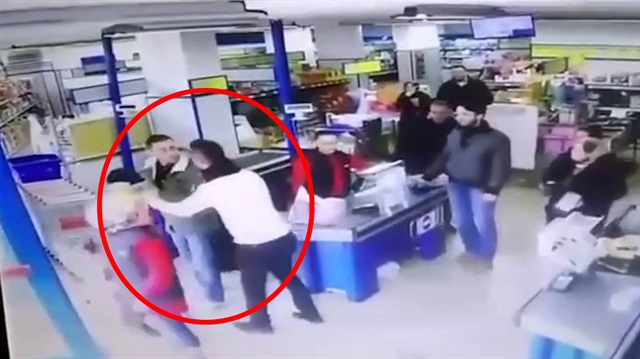 Ünlü marketteki hırsızı tek başına yakalayan cesur adam