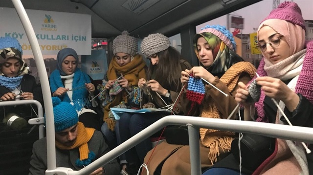 Metrobüste 3 saat boyunca örgü ördüler