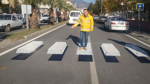 Üç boyutlu yaya geçidini sürücüler, ilk önce bir barikat olarak görüyor ve önce yavaşlamak sonra da durmak zorunda hissediyor.