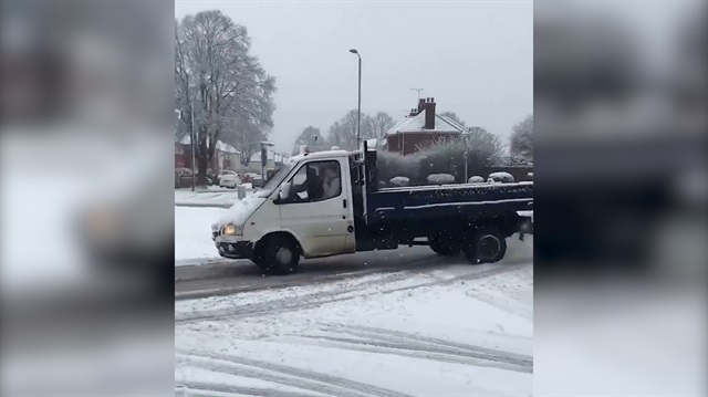 2000 model Ford Transitle karda drift yapan sürücü