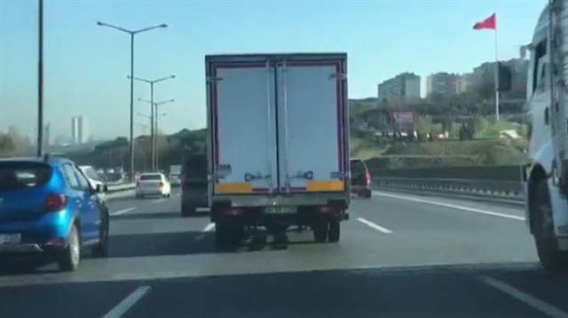 Trafikte makas atarak ilerleyen kamyon sürücüsü kamerada