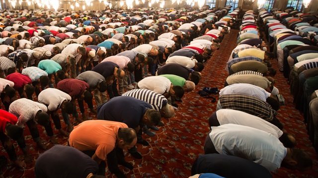 Cuma namazı bugün de büyük bir katılımla kılınacak.