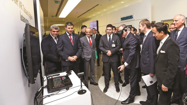 Bakan Özlü, açılış sonrasında Siemens fabrikasındaki teknolojileri inceledi.