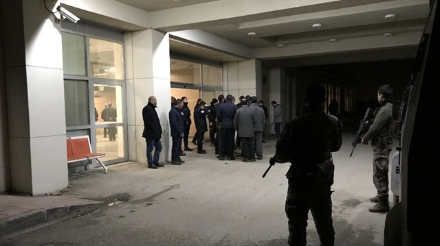 Olayla ilgili 7 kişinin gözaltına alındığı ve soruşturmanın çok yönlü devam ettiği öğrenildi.