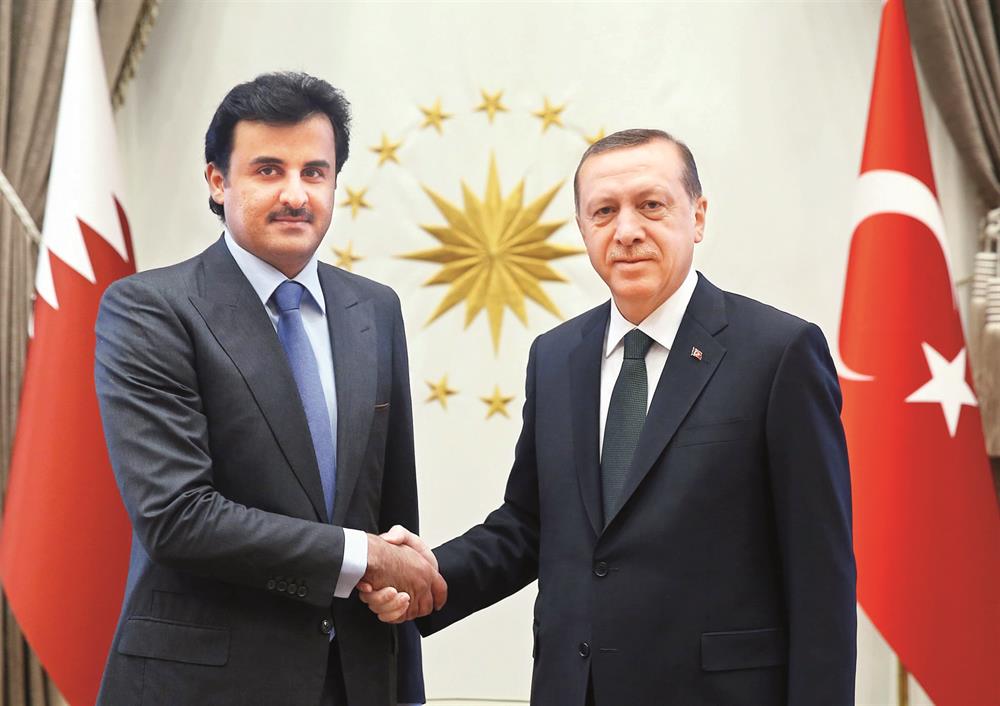 Turkish President Recep Tayyip Erdoğan (R) and Qatari Sheikh Tamim bin Hamad Al Thani (L)