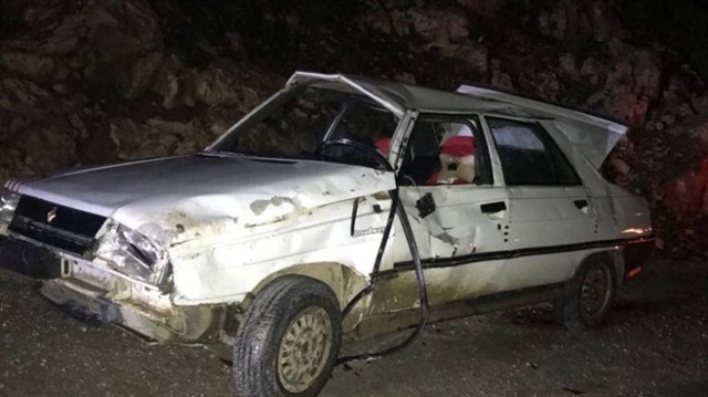 Kaza yapan arkadaşlarına yardıma giderken kazada öldü
