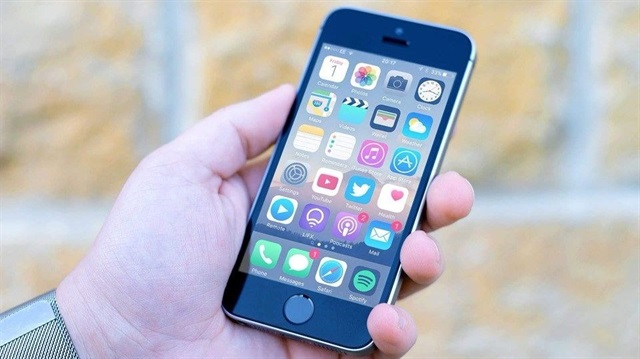 İlk serisi Mart 2016'da çıkan Apple'ın fiyat/performans ürünü, küçük telefon severler tarafından oldukça beğenilmişti.
