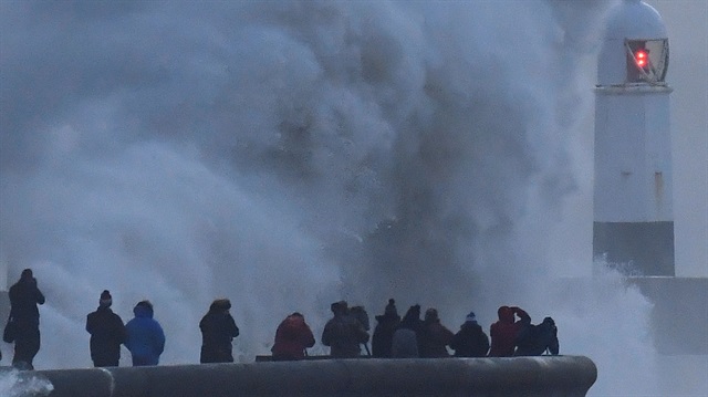 Avrupa ülkelerinde 'Eleanor Fırtınası' sebebiyle turuncu alarm ilan edildi. (Fotoğraf: Reuters)