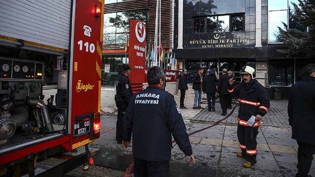 Olay yerine çok sayıda polis ve itfaiye ekibi geldi.