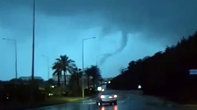 Alanya'da etkili olan yağmur ve şiddetli rüzgar sonrası denizde dev hortum oluştu.