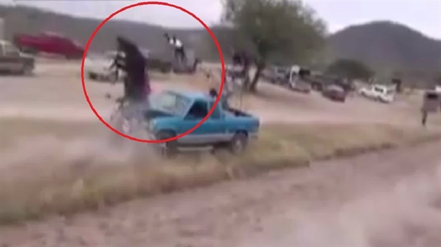 Yarış atı hatalı park edilen araca böyle çarptı