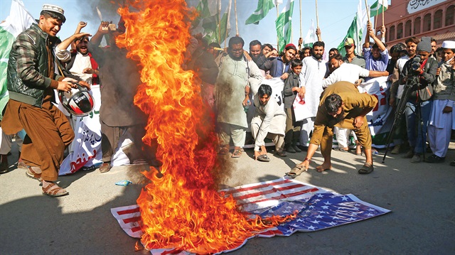 ABD Başkanı Trump, ülkesinin vekalet savaşlarına katılmayı reddeden Pakistan’ı yardımları kesmekle tehdit etti.