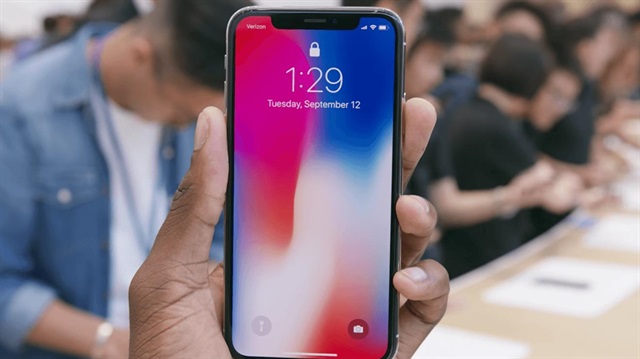 iPhone X cihazlarında yer alan Face ID teknolojisine güvenen Apple, telefonundan parmak izi okuyucusunu kaldırdı.